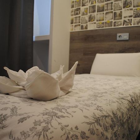 Hostal Abril Madrid Exterior photo