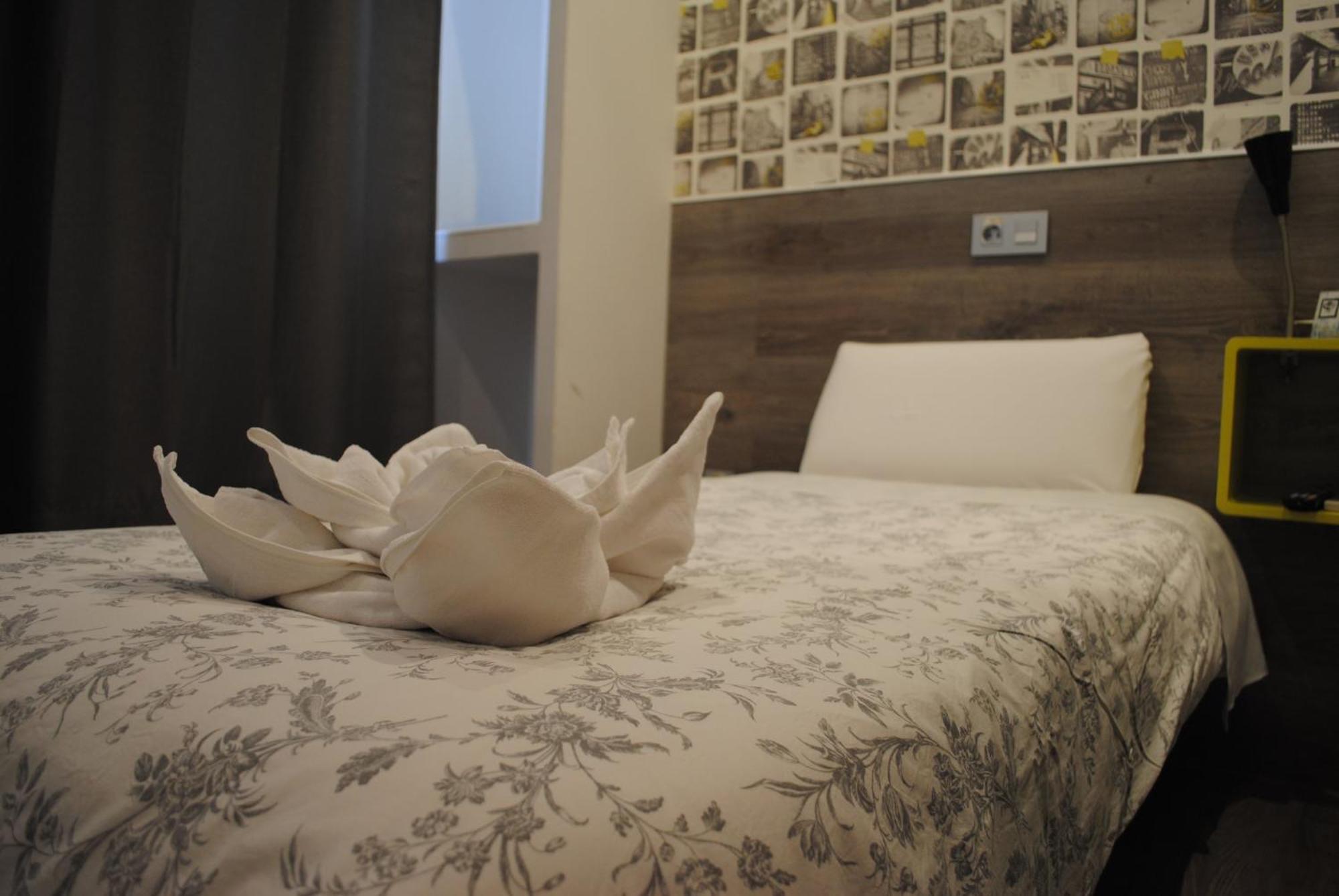 Hostal Abril Madrid Exterior photo
