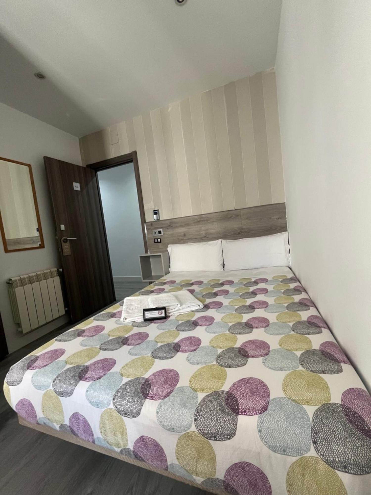Hostal Abril Madrid Exterior photo