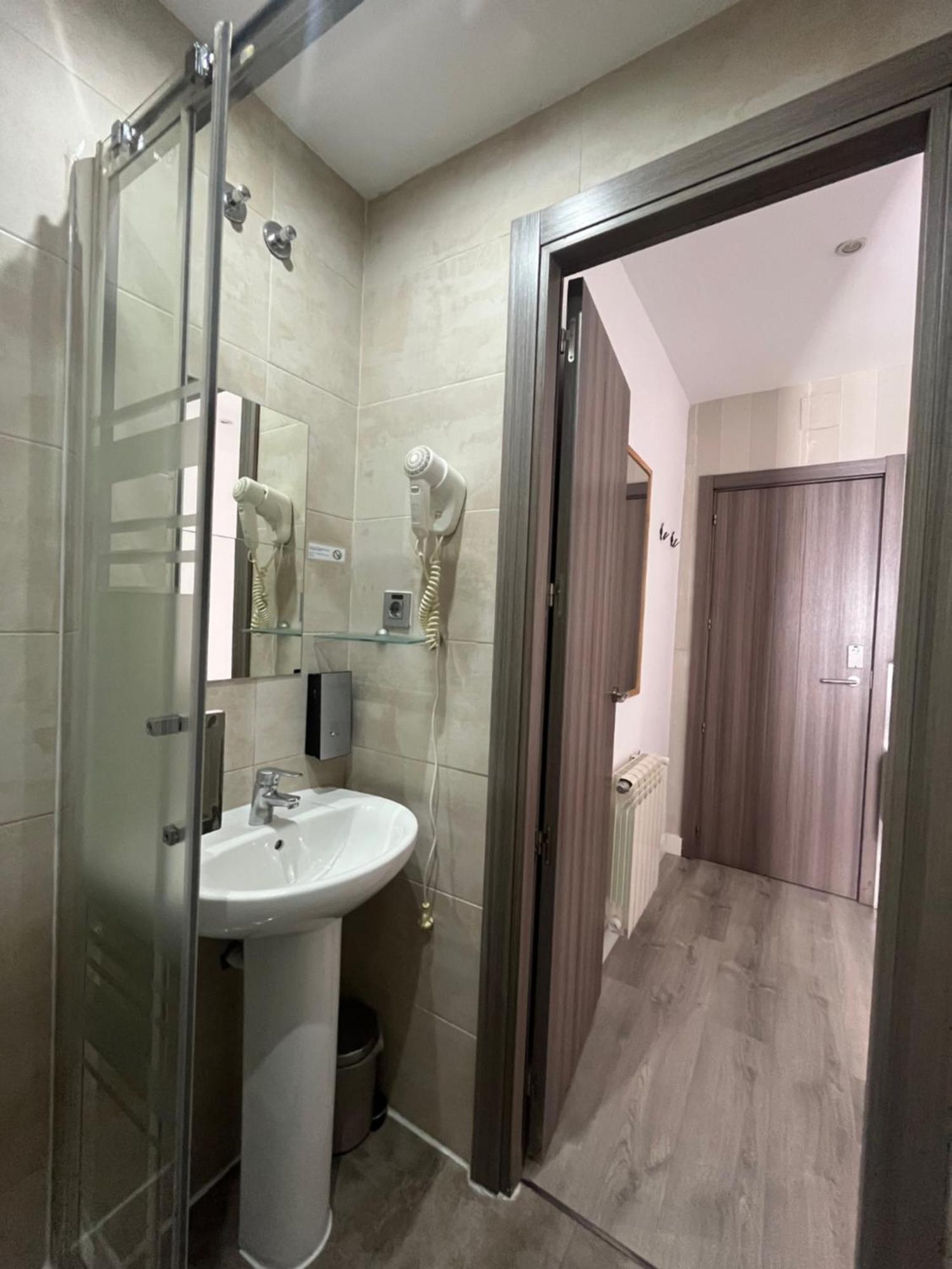 Hostal Abril Madrid Exterior photo