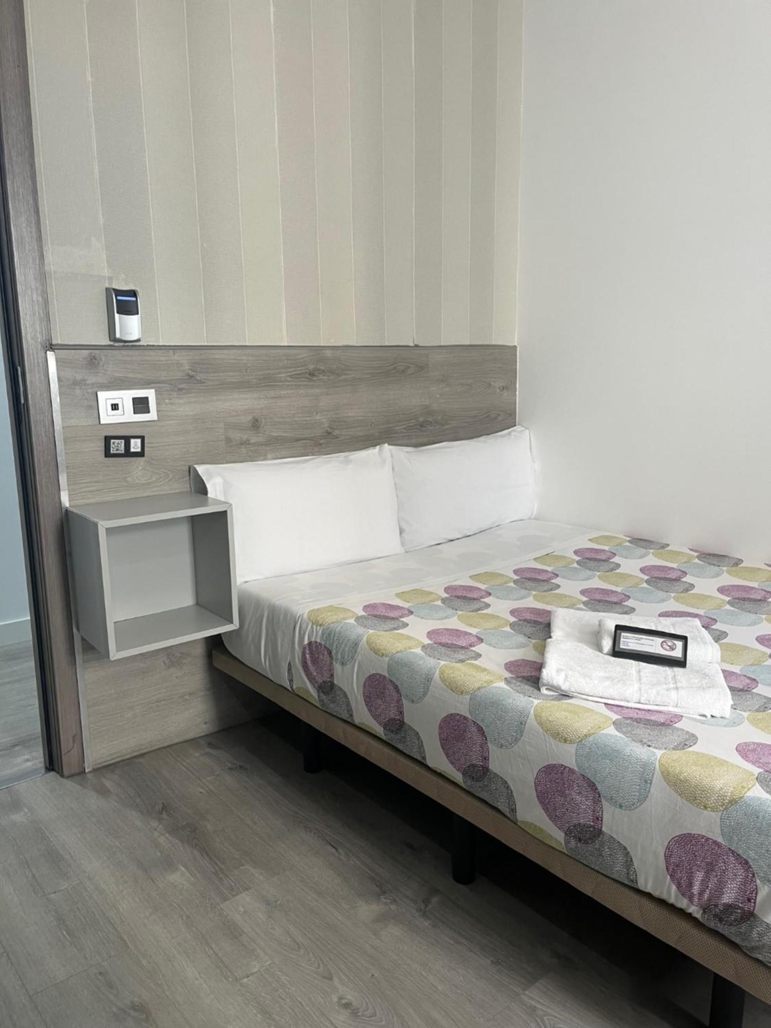 Hostal Abril Madrid Exterior photo